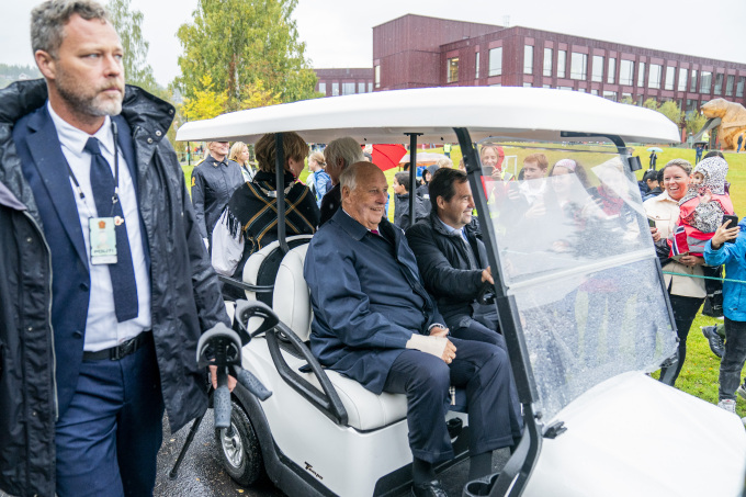 Kongen fikk en kjøretur rundt på det store nye skoleområdet. Foto: Fredrik Varfjell / NTB